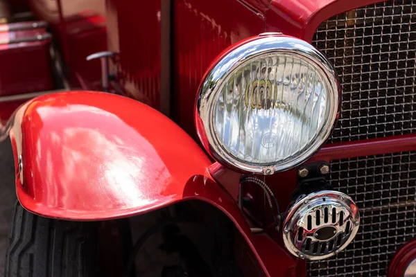 Scheinwerfer Einem Roten Retro Auto Nahaufnahme — Stockfoto