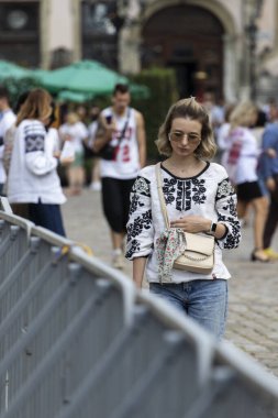 Lviv, Ukrayna - 24 Ağustos 2023. Ukrayna 'nın Bağımsızlık Günü. Nakışlı gömlekli genç bir kadın şehirde yürüyor..