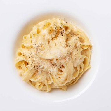 Fetuçin, tereyağı ve peynirli. İtalyan makarnası Fettuccine Alfredo.