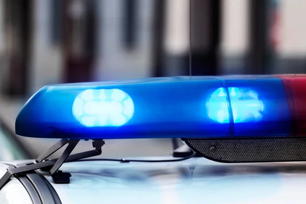 Gün boyunca polis acil durum ışıkları.