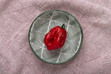 Masadaki kasede kırmızı habanero biberi. Üst görünüm, yakın çekim.