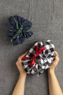 Noel hediyeleri. Japon Furoshiki kumaş paketi.