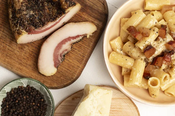 传统的意大利意式面食 与古龙水和山核桃 免版税图库图片