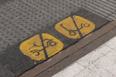 Kaldırımda elektrikli scooterların hareket etmesini yasaklayan bir tabela..