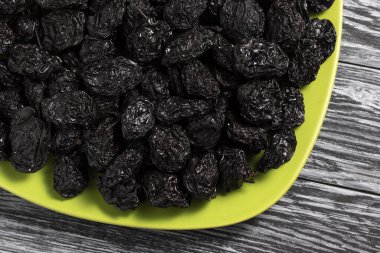 Masada kuru erik var. Kurutulmuş erik..