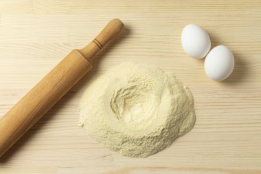 Yuvarlanan iğne, buğday unu ve yumurta. Taze makarna hazırlığı.