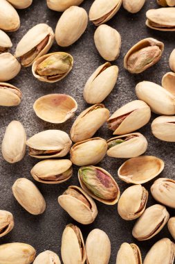 Masada fıstıklar var. Yakın plan..