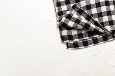 Gingham peçetesi masanın üstünde. Siyah ve beyaz.