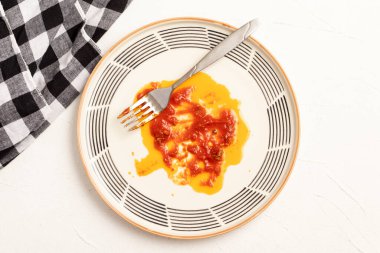 Domates sosundan arta kalan kirli tabakla birlikte. Üst görünüm.