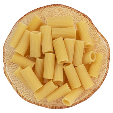 Yüksek kalite İtalyan makarna rigatonisi. Geleneksel bronzdan elde edilen ölümler. Beyaz arkaplanda izole.