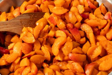 Reçelin pişirileceği doğranmış kayısı parçaları. Kapat..