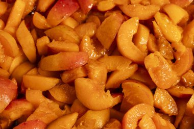 Kayısı parçalarının yakın plan çekimi. Kayısı reçel yapma işlemi.