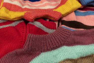 Çok renkli çocukların el örgü süveterleri. Yakın plan..