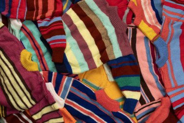 Çok renkli çocukların el örgü süveterleri. Üst görünüm.