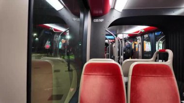 Güzel, Fransa - 2 Aralık 2024. Gece şehrinden boş bir tramvay geçiyor. İç görünüm.