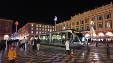 Güzel, Fransa - 2 Aralık 2024. Gece bir tramvay şehir meydanının önünden geçiyor..