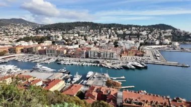 Güzel, Fransa - 2 Aralık 2024. Nice 'deki limanın panoraması Colline du Chateau' dan.