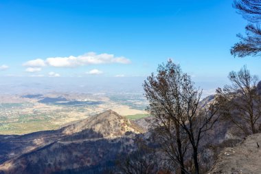 Malaga, Mijas yakınlarındaki yanan kara ormandan vadideki panoramik manzara 