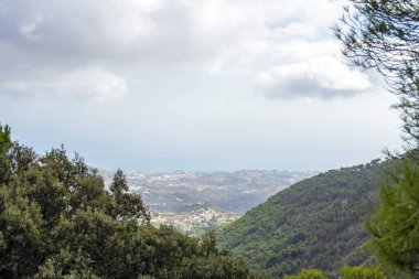 Mijas, Malaga yakınlarındaki ormandan Akdeniz 'e panoramik manzara 