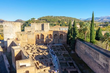 Granada, İspanya - 26 Kasım 2022 'de İspanya' nın Granada kentindeki Alhambra 'nın iç bahçesinde yürüyüş