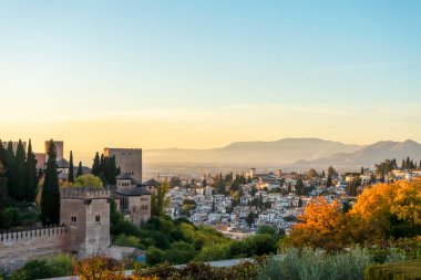 Granada, İspanya - 26 Kasım 2022 'de İspanya' nın Granada kentinde tarihi Arap Alhambra üzerinde gün batımı