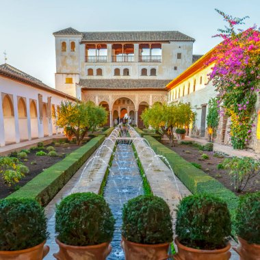 Granada, İspanya - 26 Kasım 2022 'de İspanya' nın Granada kentindeki yeşil Alhambra bahçelerindeki çeşme