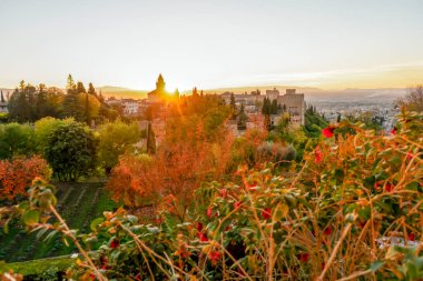 Granada, İspanya - 26 Kasım 2022 'de İspanya' nın Granada kentinde tarihi Arap Alhambra üzerinde gün batımı