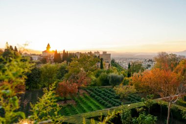 Granada, İspanya - 26 Kasım 2022 'de İspanya' nın Granada kentinde tarihi Arap Alhambra üzerinde gün batımı