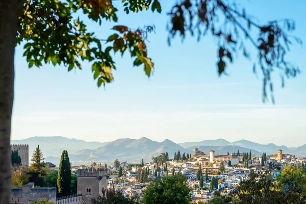 Granada, İspanya - 26 Kasım 2022 'de İspanya' nın Granada kentinde tarihi Arap Alhambra üzerinde gün batımı