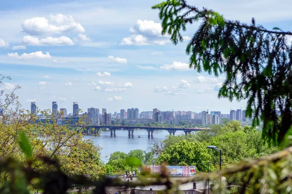 KYIV, UKRAINE - 16 Mayıs 2021: Ukrayna 'nın başkenti Kyiv' de bulunan Dnypro Nehri ve Paton Köprüsü 'nün sol yakasının panoramik görüntüsü. 