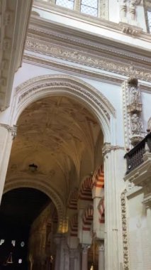 CORDOVA, İspanya - 11 Aralık 2022: Cordova, İspanya 'daki Crdoba Camii-Katedrali İçişleri 11 Aralık 2022