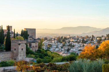Granada, İspanya - 26 Kasım 2022 'de İspanya' nın Granada kentinde tarihi Arap Alhambra üzerinde gün batımı