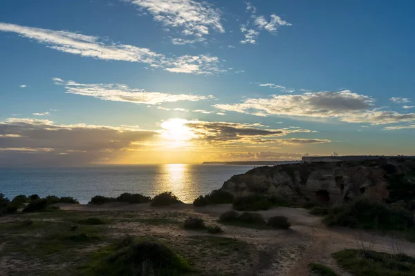 Portekiz, Lagos 'un dışındaki Algarve sahilinde gün batımı. Portekiz sahilleri ve Lagos şehrinin kıyıları.