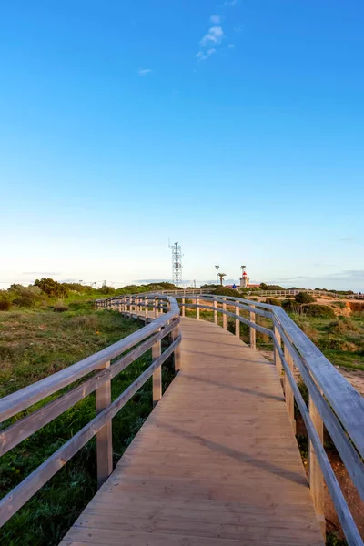 从木桥到葡萄牙拉各斯郊外阿尔加维海岸的观光地点 葡萄牙海滩和拉各斯市海岸 — 图库照片