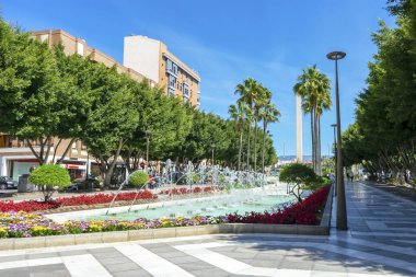 ALMERIA, İspanya - 19 Mart 2023: Almerya, İspanya 'da Rambla Caddesi' nin Huzurlu Çeşmesi