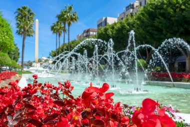 ALMERIA, İspanya - 19 Mart 2023: Almerya, İspanya 'da Rambla Caddesi' nin Huzurlu Çeşmesi