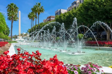 ALMERIA, İspanya - 19 Mart 2023: Almeria, İspanya 'da Rambla Caddesi' ndeki Huzurlu Çeşmeler