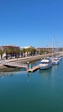 LAGOS, PORTUGAL - 28 Şubat 2023: Lagos, Portekiz 'deki gemi ve tekneler 28 Şubat 2023