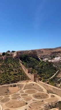 ALMERIA, İspanya - 19 Mart 2023: Almeria, İspanya 'daki Cityscape ve Alcazaba kalesi