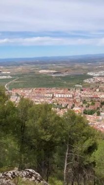 JAEN, İspanya - 6 Nisan 2023: 6 Nisan 2023 'te İspanya' nın Jaen kentinde güneşli bir günde Santa Catalina Ortaçağ kalesinden panoramik şehir manzarası