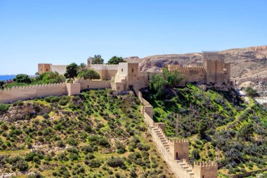 ALMERIA, İspanya - 19 Mart 2023: Almeria, İspanya 'daki Cityscape ve Alcazaba kalesi