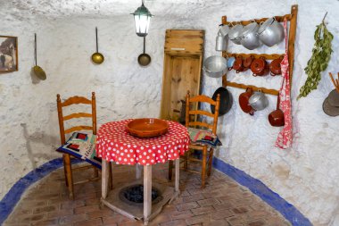 GRANADA, İspanya - 5 Nisan 2023 'te İspanya' nın Granada kentindeki Sacromonte kentindeki Cuevas del Sacromonte Müzesi ve Yorumlama Merkezi
