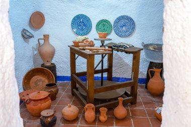 GRANADA, İspanya - 5 Nisan 2023 'te İspanya' nın Granada kentindeki Sacromonte kentindeki Cuevas del Sacromonte Müzesi ve Yorumlama Merkezi