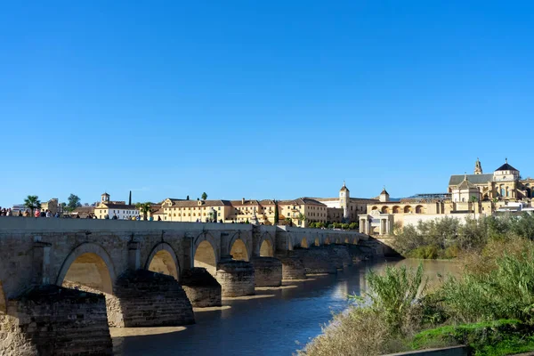 Stock image CORDOVA, SPAIN - DECEMBER 11, 2022: Roman bridge in Cordova, Spain on December 11, 2022