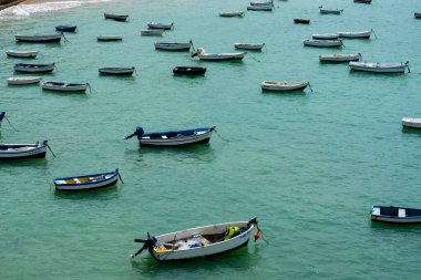 CADIZ, İspanya - 30 Nisan 2023 'te İspanya' nın Cadiz kentindeki tarihi şehir merkezinde bulunan La Caleta plajındaki tekneler