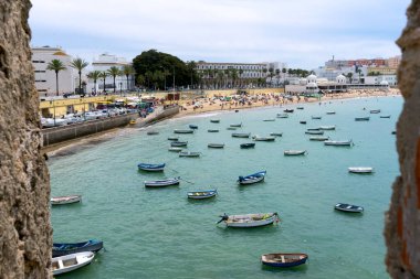 CADIZ, İspanya - 30 Nisan 2023 'te İspanya' nın Cadiz kentindeki tarihi şehir merkezinde bulunan La Caleta plajındaki tekneler