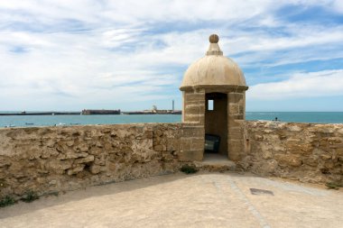 CADIZ, İspanya - 30 Nisan 2023: Cadiz, İspanya Saint Catalina Şatosu 30 Nisan 2023