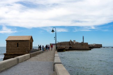 CADIZ, İspanya - 30 Nisan 2023: 30 Nisan 2023 tarihinde İspanya 'nın Cadiz kentindeki Saint Sebastian Kalesi' ne giden yol