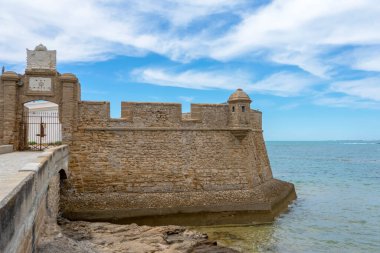 CADIZ, İspanya - 30 Nisan 2023: Cadiz, İspanya 'da Aziz Sebastian Kalesi (San Sebastian) 30 Nisan 2023