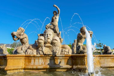 TORREMOLINOS, İspanya - 26 Nisan 2023: Torremolinos, İspanya 'daki Parque de la Bateria' da Yürüyüş